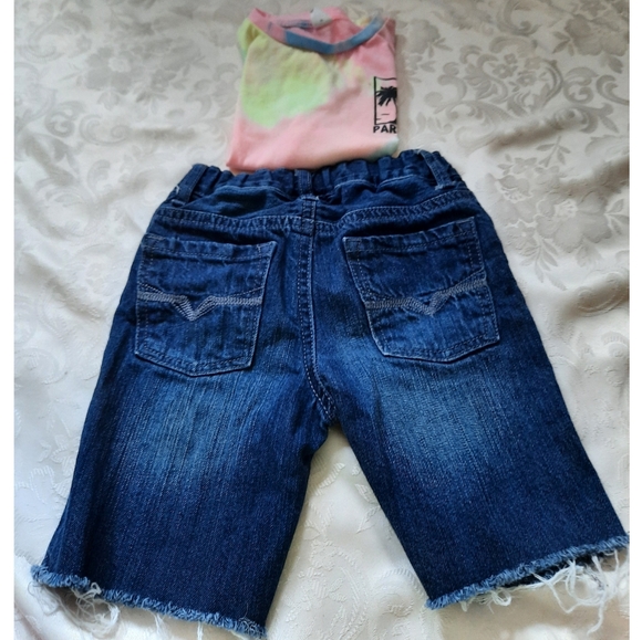 Toddler Guess Shorts/ T shirt/Flip Flops - Picture 2 of 3